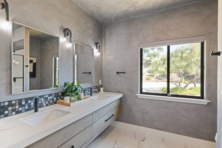 Monterey Bay Recovery House - Bathroom